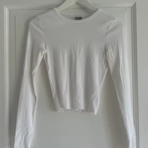 Långärmad tröja med öppen rygg - Långärmad tröja med öppen rygg från Gina tricot. Storlek XS men stretchiga så passar S också. Frakt ingår ej i priset💘