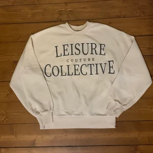 Jättefin beige tröja🤎 - Fin beige tröja med tryck. Använd ett fåtal gånger och är i bra skick!🤎