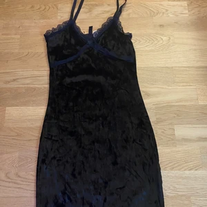 svart klänning i sammet! - en jättefin klänning som är ganska kort. 50kr+frakt