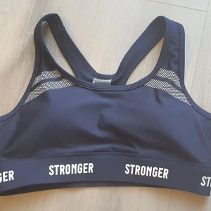 STRONGER Hero sports bra medium support stl M - I nyskick och knappt använd. Finns fortfarande i butik. Färg marinblå nypris 399 kr Stl M 