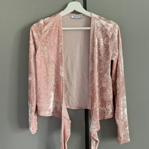 Omlotttopp i rosa sammet - Storlek S