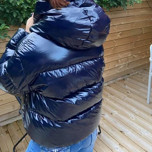 Tommy Hilfiger GLOSSY DOWN PUFFER JACKET - Säljer nu min jättefina o trendiga Tommy Hilfiger jacka💞💞 Startar bud 900kr, men kan säljas för 1700 direkt!🥰 (nypris 3300kr) Den är nästan helt oanvänd så skicket är 9/10 skulle ja säga. Super till höst/vinter! 🤍🤍 Storlek small och i färgen Desert Sky💙  
