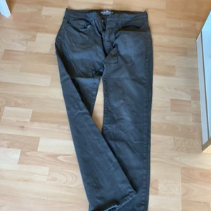 Byxor - Säljer dessa byxor! Färgen är vänlig för att matchas med det mesta. Storlek W 36/ L 32 men passar på mig som har 29/29 annars. Inte slimfit utan är ganska straight rakt igenom och är vida vid benen