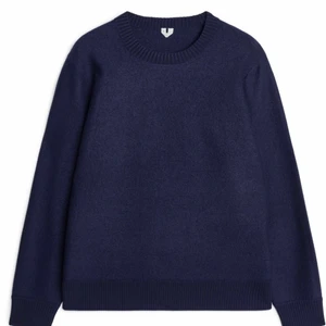 Arket tröja  - Säljer nu min tröja från Arket köpt på Afound. Den här modellen finns inte längre. Nypriset när jag köpte var 990, nypriset på nya modellen är 1250, säljer för 600. Den är i mycketbra skick/ nyskick. Skriv privat för fler bilder. Tryck inte på köp direkt.