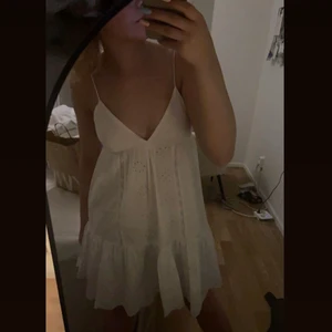 Klänning Zara⚡️ - Skitsnygg klänning ifrån Zara, endast använd på skolavslutning💓⚡️ Däremot så har den en liten defekt då tråden åkt upp lite vid brösten (se bild) 