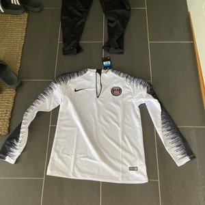 Psg ställ  - Psg retro ställ, aldrig använd och lappen kvar på tröjan. Går att köpa byxorna för sig eller tröjan för sig. 