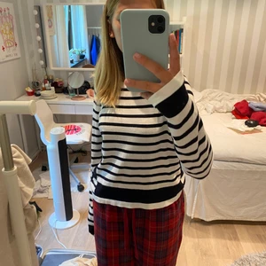 Tröja  - En jätte fin tröja men armarna är alldeles för lång för mig😫