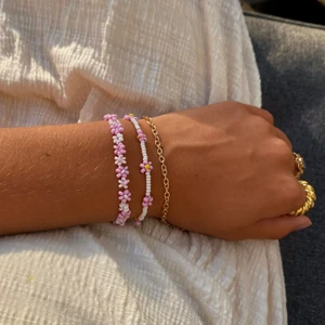 Pärlsmycken - Jag och min syster gör pärlarmband perfekta till sommaren. Vi gör de i massa olika modeller och färger och såklart även costume made. Kolla gärna in smyckenbysae här på plick för mer bilder och priser💗 Frakt ligger på 13kr💗