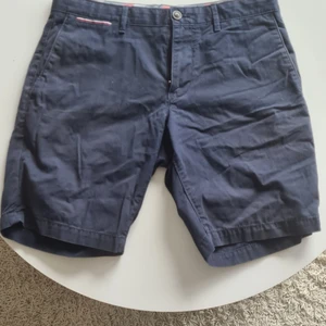 Shorts Tommy Hilfiger - Shorts i bra skick. Original pris 899