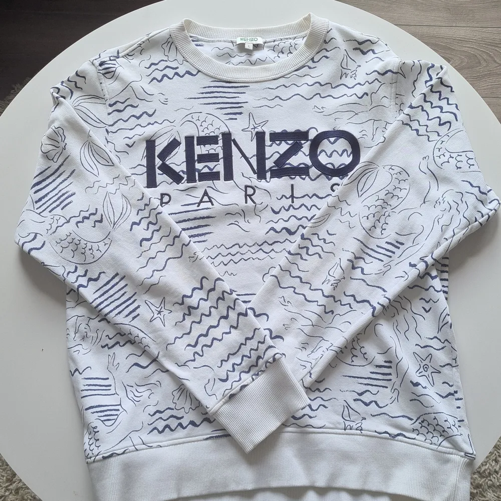 Kenzo tröja från nk gbg i väldigt bra skick. Är L men sitter som M Nypris 3499. Tröjor & Koftor.