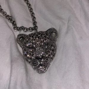 Tiger halsband med rhinestones - As snyggt halsband med jätte glimriga kristaller. Lång kedja. 