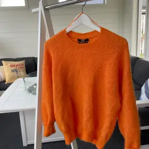 Orange jättefin stickad tröja i mohair mix i storlek S. Den perfekta passformen på stickad tröja och superbra skick, nästan aldrig använd💘 skriv om du har frågor eller vill diskutera priset!