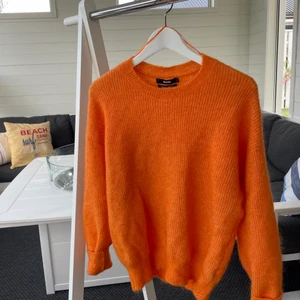 Stickad tröja  - Orange jättefin stickad tröja i mohair mix i storlek S. Den perfekta passformen på stickad tröja och superbra skick, nästan aldrig använd💘 skriv om du har frågor eller vill diskutera priset!