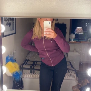 Tröja - Säljer min sprillans nya peak performance zip up tröja köpt för 1000 säljer för 250. Som ny. OBS❗️Tryck inte på köp direkt!