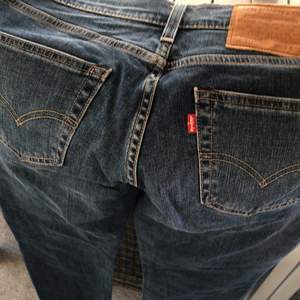 Levis jeans i en ”mittemellan” mörk/ljud färg. Straight leg. Strlk W29 L32. Lot 511