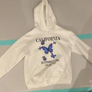 Vit fjärils tröja - Fin hoodie. Inga fläckar på hela tröjan