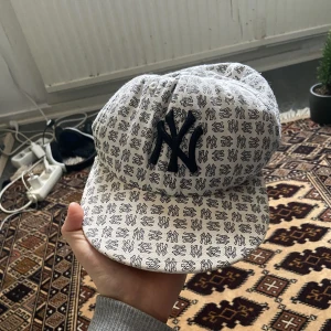 NY keps - NY keps. Använd och pretty beat men tvär sexy. Lite liten i storleken. Skulle säga den passar 56.7-57 cm  istället för 57.7cm. Många defekter men säljs för billigt pris. 