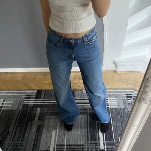Säljer dessa superfina jeans som nästan är helt oanvända. Vet ej vilken storlek men jag brukar ha 34-36 i jeans som referens. Kan mäta måtten i midjan och innerbenet om det önskas💙