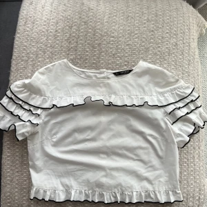 Blus, Zara - Blus ifrån Zara, cropped. Storlek L men skulle säga passar M.