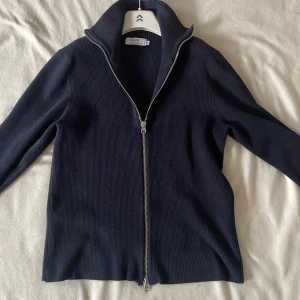 Full zip tröja - Riktigt snygg cardigan från Ljung. I väldigt bra skick! Nypris 1400kr