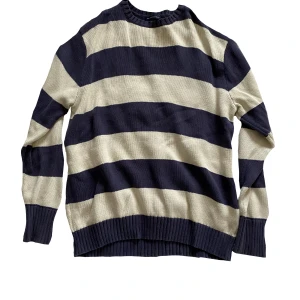 Brianna sweather  - Den populära Brandy Melville tröjan i vit och blått. Köpte den i början av förra året men tyckte den var lite stor så har inte använt den mycket. Inga defekter, passar storlek s-m. Priset är INKLUSIVE frakt så skriv om fler bilder eller frågor💕