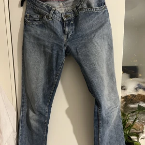 Tommy hilfiger jeans - Lågmidjade Tommy hilfiger jeans, haft dom ett tag men aldrig använt dom för de inte riktigt passade