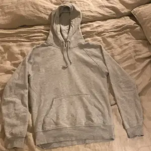 Jättefin grå hoodie, bra som basplagg💕 Säljer för att jag har andra liknande Nypris: 199kr. Inga defekter och jättebra passform