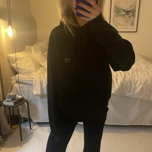 Hov1 hoodie - Säljer min fina hov1 hoodie då den inte längre kommer till användning. Fint skick😊hör av dig om du vill ha fler bilder eller har frågor!