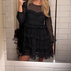 Klänning  - Superfin klänning från Booho i storlek 36 som jag inte tror finns att köpa längre🖤Kommer inte till användning drf säljer jag den. Säkert skitsnygg att styla med höga boots och en kavaj🥂🥳 Köparen står för frakten! 