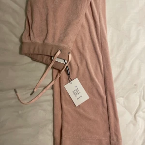 Juicy Couture mjukis - Säljer mina superfina juicymjukis, aldrig använda & kommer inte till användning heller tyvärr 🌸🥺🌸 Sitter tjat & utsvängda nertill. Passar bra på mig som är runt 172 cm! Pris kan absolut diskuteras & köparen står för frakten! 💕