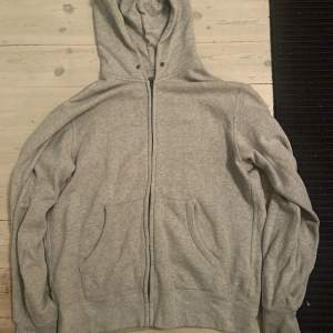 Grå zip Hoodie från uniqlo. Original pris: 599 Skick:7/10