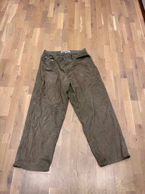 Polar big boy manchester byxor  - Snygga polar big boy Manchester byxor. Säljer då jag ej använder de längre. De är använda men fortfarande i bra skick. Pris kan diskuteras.