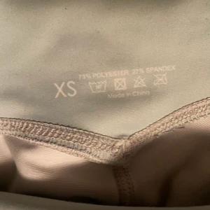 Gröna/turkosa aimn tights - Ett par gröna eller kanske turkosa tights från aimn, använt flertal gånger men skulle nog inte kunna räkna på två fulla händer! I gott skick, lite väl små för mig då jag fick dessa för tre eller fyra år sedan kanske!