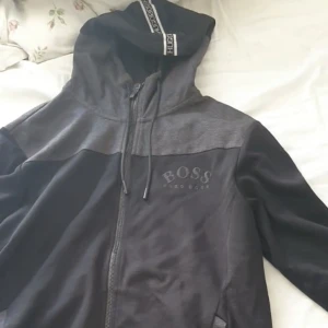 Hugo boss tracksuit - Hej folket idag tänker jag sälja min fina Hugo boss tracksuit som ny använda nårga gånger storlek e XL mer som M-L jag använder M-l och   Dressen sitter perfekt på mig. Tracksuit är slut spld över allt inte många som har denna dressen säljer den för 2300.