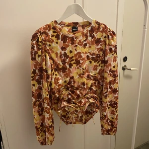 Blommig topp - Blommig topp från Gina tricot 