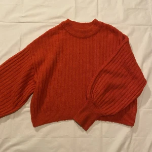 Röd stickad sweater - Jättefin stickad röd sweater från Gina🫶 Den är något nopprig men fortfarande jättemjuk. Säljer då den inte riktigt är min stil längre, skriv privat för fler bilder💗💗
