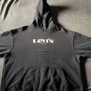Svart Levis hoodie, legat i garderoben ett bra tag och knappt använt den. Priset är diskuterbart 