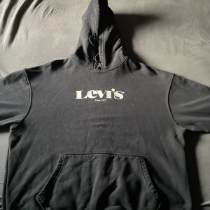 Levis hoodie  - Svart Levis hoodie, legat i garderoben ett bra tag och knappt använt den. Priset är diskuterbart 