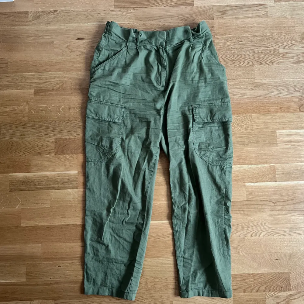 Enkel och bekväm cargobyxa i bra skick. 4 fickor.. Jeans & Byxor.