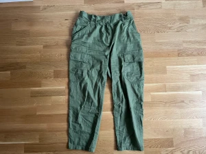 Cargobyxa - Enkel och bekväm cargobyxa i bra skick. 4 fickor.
