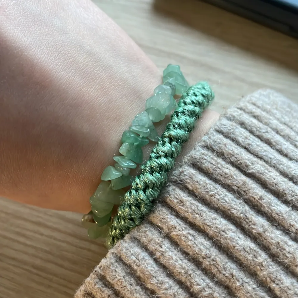 Grön aventurin armband, äkta kristaller! Den är elastisk så den passar alla, Inga defekter💕. Accessoarer.
