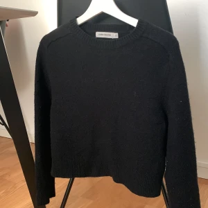 Stickad tröja - Jättefin stickad tröja, tyvärr krympt i tvätten så därför jag säljer den 🖤storlek xs men passar xxs