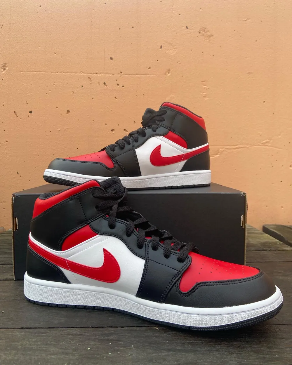  Säljer par DS (helt nya) Jordan 1 Mid ”white black red”  Som alltid bara att skicka dm vid frågor  (Skriv om jag ni vill ha bild på kvitto). Skor.