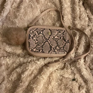 Axelbandsväska - En söt axelbandväska med en ”boll” knappt andvänd❤️från glitter