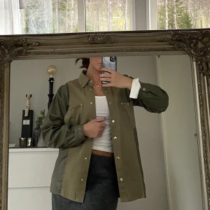 Vårjacka - Tunnare jacka, perfekt till vår/sommar. Blandat jeansmaterial och fakeläder med ljusa gulddetaljer. Använd fåtal gånger.