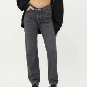 Gråa jeans - Lågmidjade gråa jeans från weekday