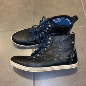 Skinnskor - Sparsamt använda herrskor i äkta skinn från märket Wrangler.  