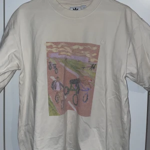 Adidas T-shirt - Adidas T-shirt med tryck. Ganska bred o kort, Storlek M men lite för kort för vanlig M enligt mig. 