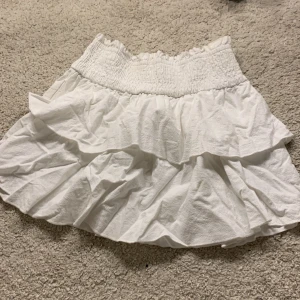 Volang kjol  - Super söt vit volang kjol till sommaren i storlek xs köpt på plick 💕
