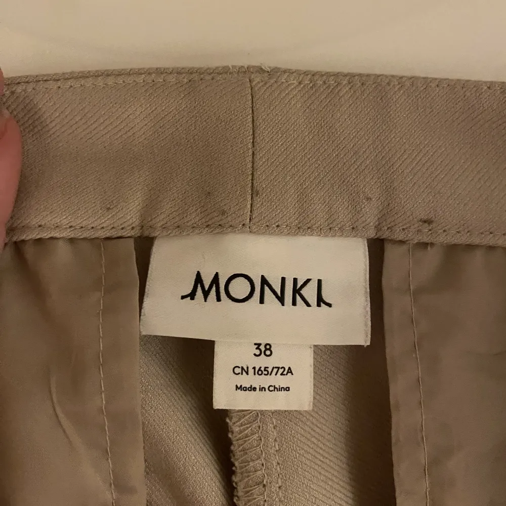 Säljer dessa kostymbyxorna från monki, i storlek 38. Lite stora på mig så de kommer inte till användning. Lite tjockare, skönt material💕. Jeans & Byxor.